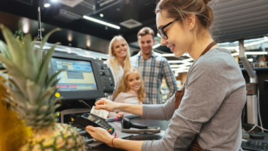 Trabalhadora em supermercado representando o debate sobre fim da escala 6x1 e produtividade no Brasil