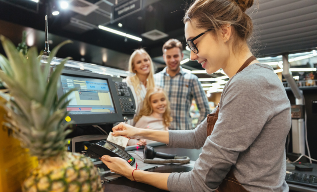 Trabalhadora em supermercado representando o debate sobre fim da escala 6x1 e produtividade no Brasil