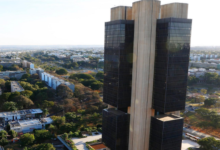 O Banco Central do Brasil defendeu cautela ao avaliar os impactos da alta recente do petróleo na economia. Segundo autoridade monetária, oscilações no preço da commodity podem influenciar inflação, custos de produção e decisões de política monetária, mas é necessário analisar os dados com serenidade diante do cenário global incerto. A volatilidade nos preços do petróleo pode afetar combustíveis, transporte e logística, impactando diferentes setores da economia brasileira e influenciando o mercado de crédito e a atividade econômica.