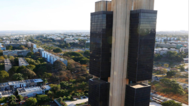 O Banco Central do Brasil defendeu cautela ao avaliar os impactos da alta recente do petróleo na economia. Segundo autoridade monetária, oscilações no preço da commodity podem influenciar inflação, custos de produção e decisões de política monetária, mas é necessário analisar os dados com serenidade diante do cenário global incerto. A volatilidade nos preços do petróleo pode afetar combustíveis, transporte e logística, impactando diferentes setores da economia brasileira e influenciando o mercado de crédito e a atividade econômica.