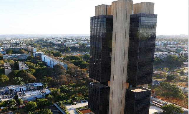 O Banco Central do Brasil defendeu cautela ao avaliar os impactos da alta recente do petróleo na economia. Segundo autoridade monetária, oscilações no preço da commodity podem influenciar inflação, custos de produção e decisões de política monetária, mas é necessário analisar os dados com serenidade diante do cenário global incerto. A volatilidade nos preços do petróleo pode afetar combustíveis, transporte e logística, impactando diferentes setores da economia brasileira e influenciando o mercado de crédito e a atividade econômica.
