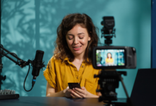 criador analisando métricas de viralização nas redes sociais