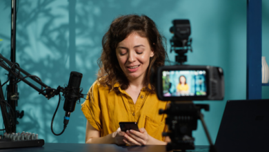 criador analisando métricas de viralização nas redes sociais