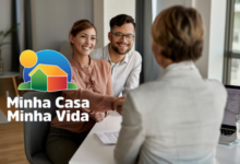 O Minha Casa Minha Vida foi ampliado e agora permite renda de até R$ 13 mil e imóveis de até R$ 600 mil. A mudança aumenta o acesso ao crédito imobiliário e reposiciona o programa para alcançar a classe média. Apesar de ampliar oportunidades, o cenário exige atenção ao custo do financiamento e ao comprometimento da renda, especialmente em um contexto de juros elevados. 📊 SEO YOAST Frase foco: minha casa minha vida Frase-chave alternativa: credito imobiliario brasil Título SEO: Minha Casa Minha Vida amplia renda e financiam