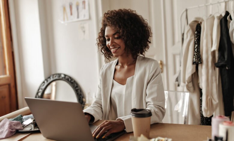 brasileiros buscando renda extra trabalho adicional economia