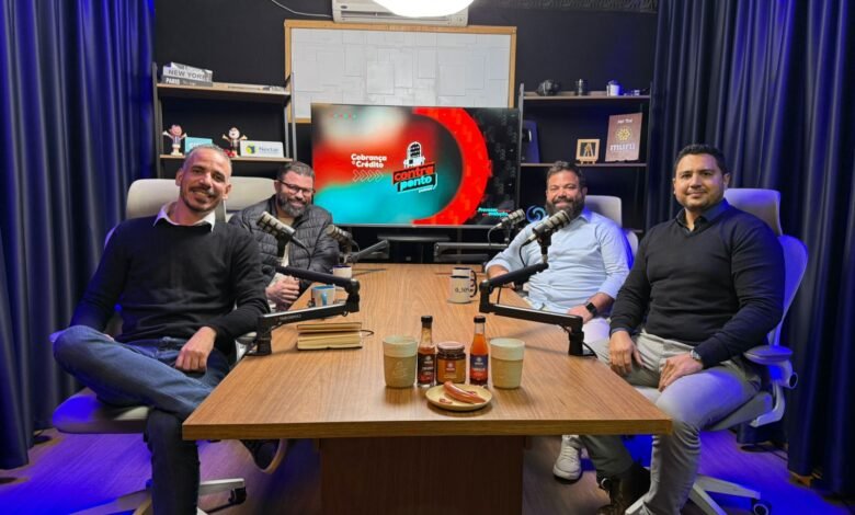 No episódio 257 do Podcast ContraPonto, Douglas de Paula e Fábio Lopes discutiram como o crédito no varejo deixou de ser apenas um meio de pagamento para se tornar uma estratégia de relacionamento, recorrência e rentabilidade. O debate abordou private label, fidelização de clientes, aumento de ticket médio, hiperpersonalização de crédito, Open Finance e cobrança humanizada. Os especialistas mostraram como supermercados, redes de moda e varejistas regionais estão transformando operações financeiras em novas verticais de negócio no Brasil.