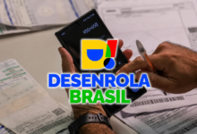 Consumidor usando o Desenrola Brasil para renegociar dívidas no celular