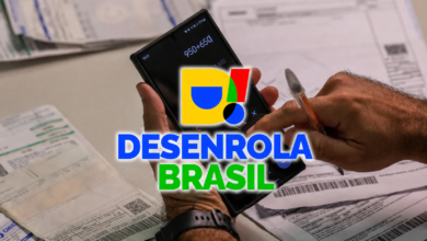 Consumidor usando o Desenrola Brasil para renegociar dívidas no celular