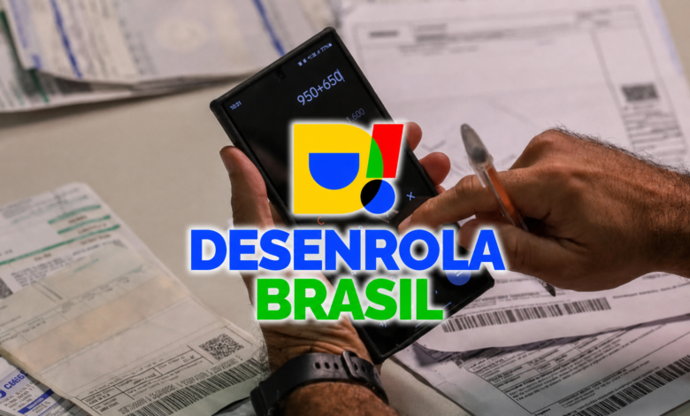 Consumidor usando o Desenrola Brasil para renegociar dívidas no celular