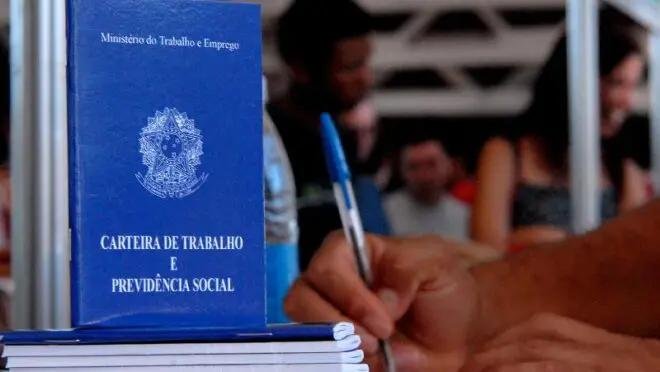 Trabalhador brasileiro utiliza FGTS para renegociar dívidas no Desenrola Brasil