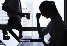 Profissional refletindo sobre liderança tóxica e comportamento no trabalho