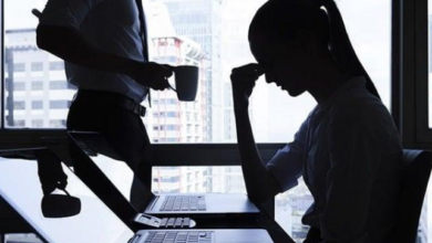 Profissional refletindo sobre liderança tóxica e comportamento no trabalho