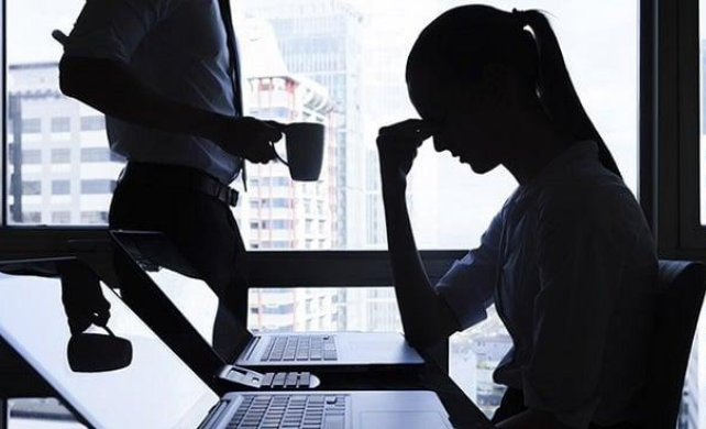 Profissional refletindo sobre liderança tóxica e comportamento no trabalho