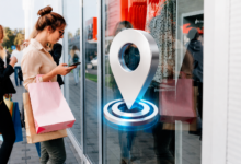 Consumidora recebe mensagem RCS com promoção da Eskala no smartphone enquanto se aproxima de uma loja física utilizando geolocalização.