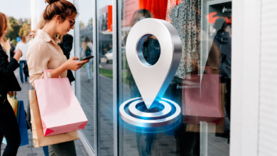 Consumidora recebe mensagem RCS com promoção da Eskala no smartphone enquanto se aproxima de uma loja física utilizando geolocalização.