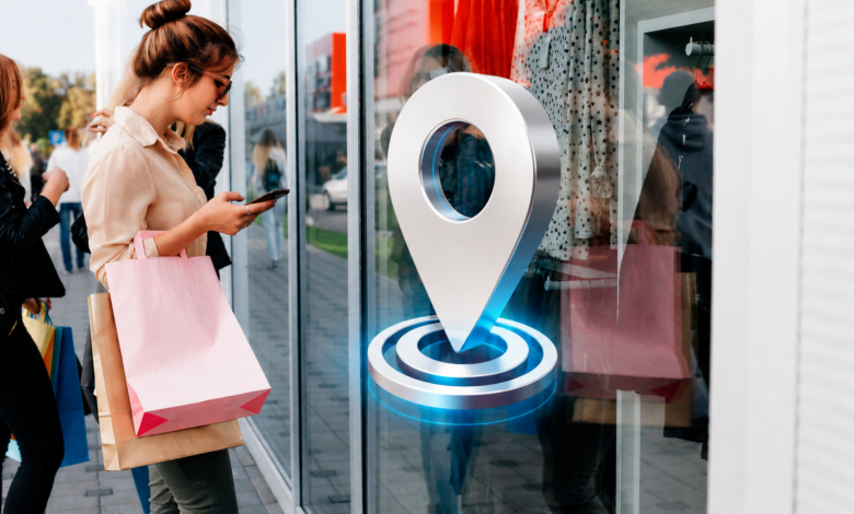 Consumidora recebe mensagem RCS com promoção da Eskala no smartphone enquanto se aproxima de uma loja física utilizando geolocalização.