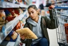 Consumidor brasileiro observa preços em supermercado após alta da inflação em maio de 2026
