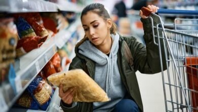 Consumidor brasileiro observa preços em supermercado após alta da inflação em maio de 2026