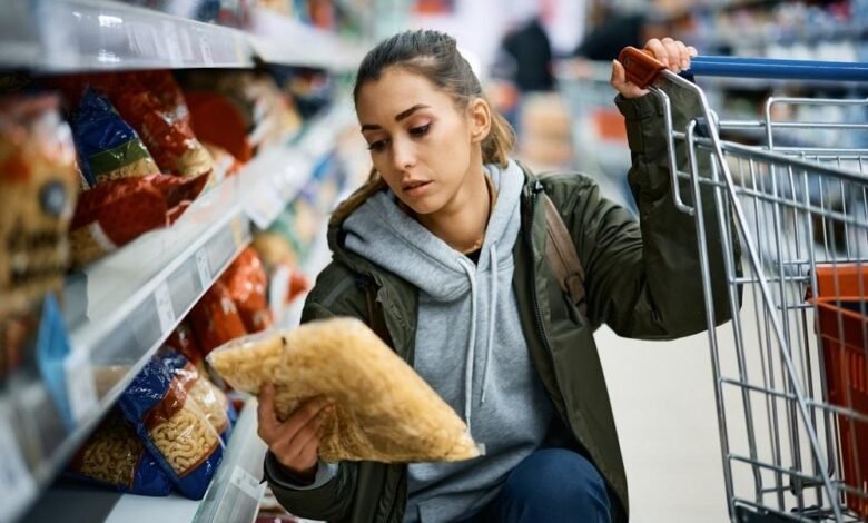 Consumidor brasileiro observa preços em supermercado após alta da inflação em maio de 2026