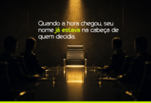 Cadeira vazia em sala de reuniões representando marca pessoal, posicionamento profissional e lembrança na tomada de decisão