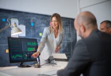 Profissionais analisando indicadores financeiros em painel com gráficos durante reunião de análise de crédito baseada em Open Finance e inteligência de dados.