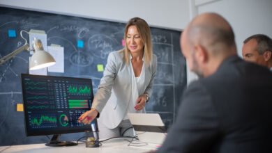 Profissionais analisando indicadores financeiros em painel com gráficos durante reunião de análise de crédito baseada em Open Finance e inteligência de dados.