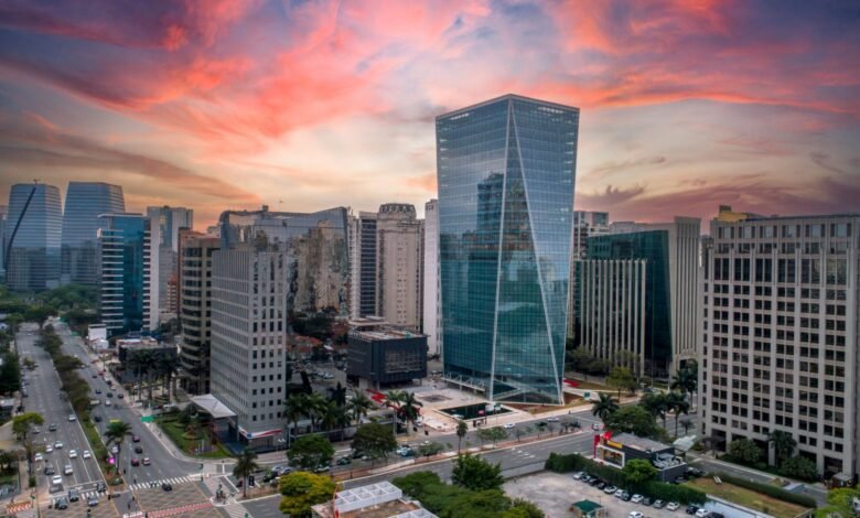 Vista aérea da Avenida Faria Lima, em São Paulo, representando o principal centro financeiro do Brasil e o cenário econômico, fiscal e de crédito do país.