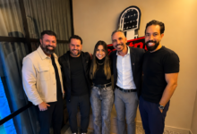 Equipe do Contra Ponto reunida durante a inauguração do novo Studio Contra Ponto na Avenida Paulista, em São Paulo, marcando uma nova fase do maior podcast brasileiro sobre crédito, cobrança, inovação, marketing e tecnologia.