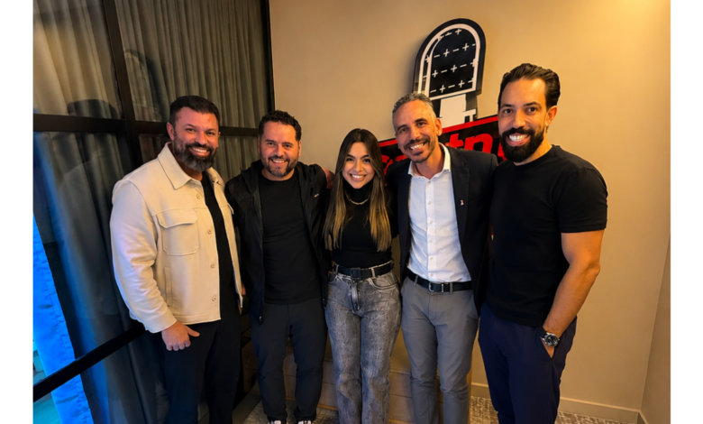 Equipe do Contra Ponto reunida durante a inauguração do novo Studio Contra Ponto na Avenida Paulista, em São Paulo, marcando uma nova fase do maior podcast brasileiro sobre crédito, cobrança, inovação, marketing e tecnologia.