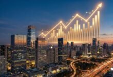 Skyline de uma grande cidade brasileira com gráfico financeiro ascendente representando o crescimento da economia, a redução da taxa de desemprego e os impactos positivos no mercado de crédito.