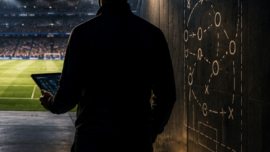 Ilustração de um profissional analisando dados antes de entrar em um estádio de futebol, representando estratégia, tomada de decisão e perpetuidade das empresas.