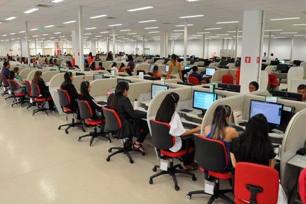 Ilustração de smartphone com chamada de telemarketing bloqueada por tecnologia digital, representando o projeto aprovado no Senado para reduzir ligações indesejadas de empresas de cobrança e telemarketing.