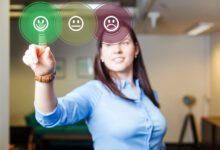 Profissional selecionando um indicador de satisfação do cliente em uma interface digital, representando Customer Success, Customer Experience, métricas de satisfação e construção de planos de sucesso.