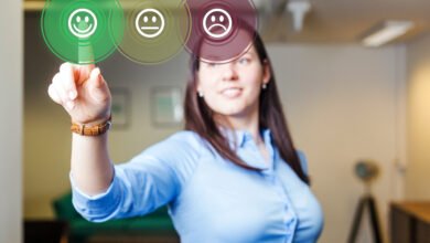 Profissional selecionando um indicador de satisfação do cliente em uma interface digital, representando Customer Success, Customer Experience, métricas de satisfação e construção de planos de sucesso.