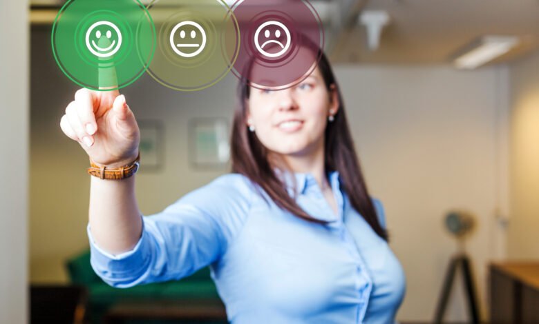 Profissional selecionando um indicador de satisfação do cliente em uma interface digital, representando Customer Success, Customer Experience, métricas de satisfação e construção de planos de sucesso.