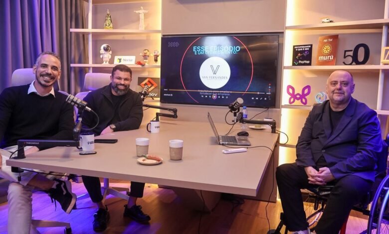 Equipe do Contra Ponto reunida durante a inauguração do novo Studio Contra Ponto na Avenida Paulista, em São Paulo, marcando uma nova fase do maior podcast brasileiro sobre crédito, cobrança, inovação, marketing e tecnologia, recebendo Eduardo Tambellini