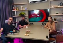 Podcast Jornada do Cliente com Isabella e os apresentadores Pedro Felipe e Marcos Guerra em estúdio