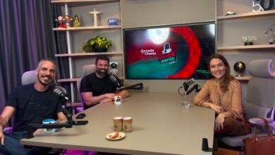 Podcast Jornada do Cliente com Isabella e os apresentadores Pedro Felipe e Marcos Guerra em estúdio