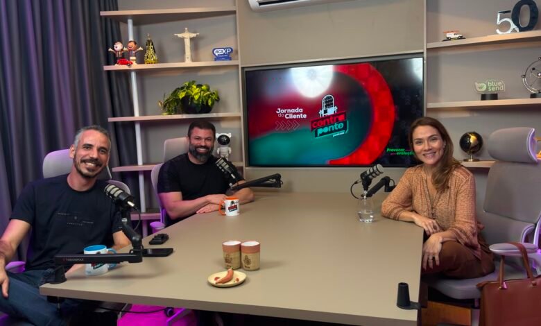 Podcast Jornada do Cliente com Isabella e os apresentadores Pedro Felipe e Marcos Guerra em estúdio