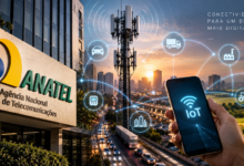 Fachada da Anatel com torre de telecomunicações e dispositivos IoT representando a expansão da conectividade no Brasil