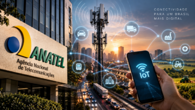 Fachada da Anatel com torre de telecomunicações e dispositivos IoT representando a expansão da conectividade no Brasil