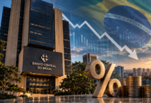 Imagem editorial do Banco Central do Brasil associada ao cenário de juros e à condução da política monetária. A composição reúne a fachada da instituição, moedas, símbolo de porcentagem, bandeira brasileira e elementos gráficos que representam o comportamento das taxas de juros e os impactos da política monetária sobre a economia.