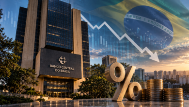 Imagem editorial do Banco Central do Brasil associada ao cenário de juros e à condução da política monetária. A composição reúne a fachada da instituição, moedas, símbolo de porcentagem, bandeira brasileira e elementos gráficos que representam o comportamento das taxas de juros e os impactos da política monetária sobre a economia.