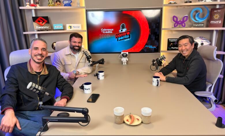 Eric Uemura, Pedro Felipe e Marcos Guerra no estúdio do Podcast ContraPonto