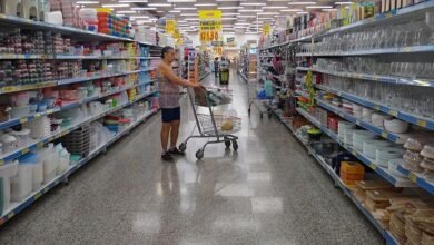 Portal de Notícias ContraPonto: consumidores fazem compras em supermercado, ilustrando os dados de vendas do varejo brasileiro divulgados pelo IBGE em agosto de 2026. Copiar texto ALT