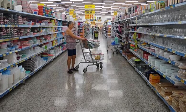 Portal de Notícias ContraPonto: consumidores fazem compras em supermercado, ilustrando os dados de vendas do varejo brasileiro divulgados pelo IBGE em agosto de 2026. Copiar texto ALT