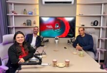 Profissional de tecnologia analisando estratégias de experiência do cliente em ambiente corporativo