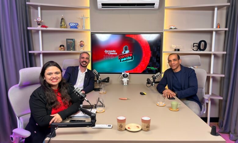 Profissional de tecnologia analisando estratégias de experiência do cliente em ambiente corporativo